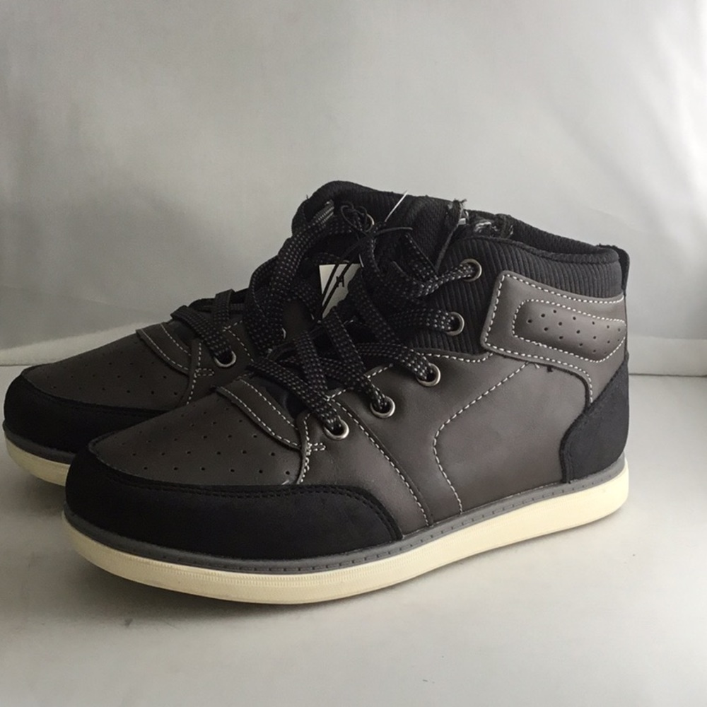 KIDS SHOES.